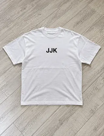 Rika — T-Shirt — vista sobre madera