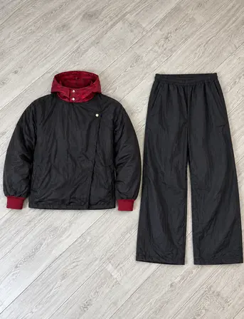 Itadori — Classic Outfit — vista sobre madera