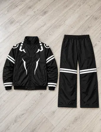 Sukuna — Outfit — vista sobre madera