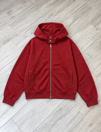 Itadori — Red Jacket — vista sobre madera