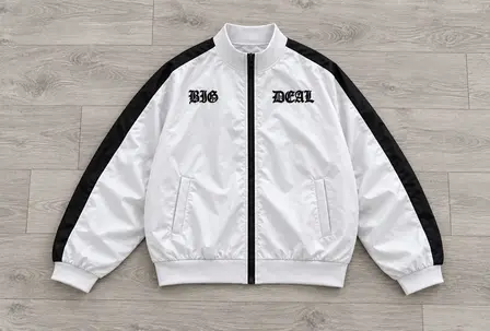 BIG DEAL - WHITE (BORDADO) — vista sobre madera