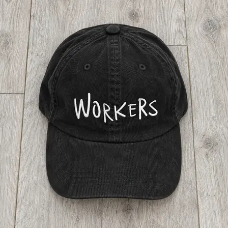 WORKERS - CAP (BORDADO) — vista sobre madera