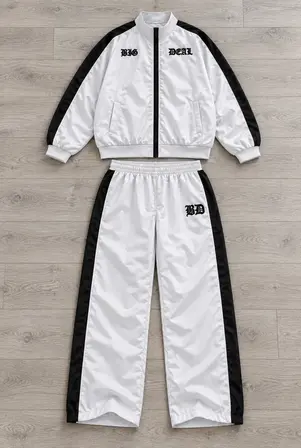 BIG DEAL - WHITE SUIT (BORDADO) — vista sobre madera