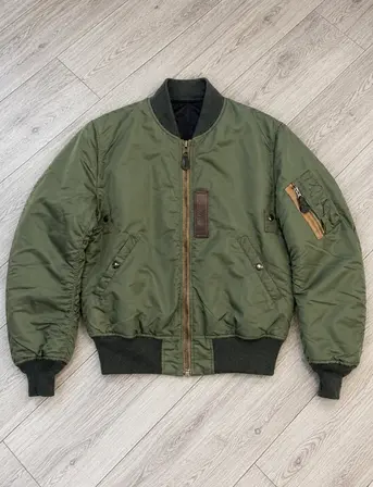 Geon Woo — Bomber — vista sobre madera