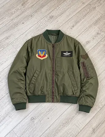 Taehoon Jacket — vista sobre madera