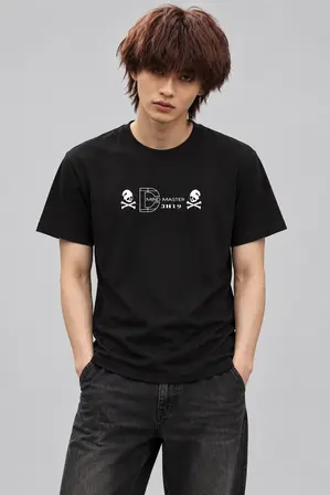 TAEHOON SKULL - TSHIRT BLACK — modelo